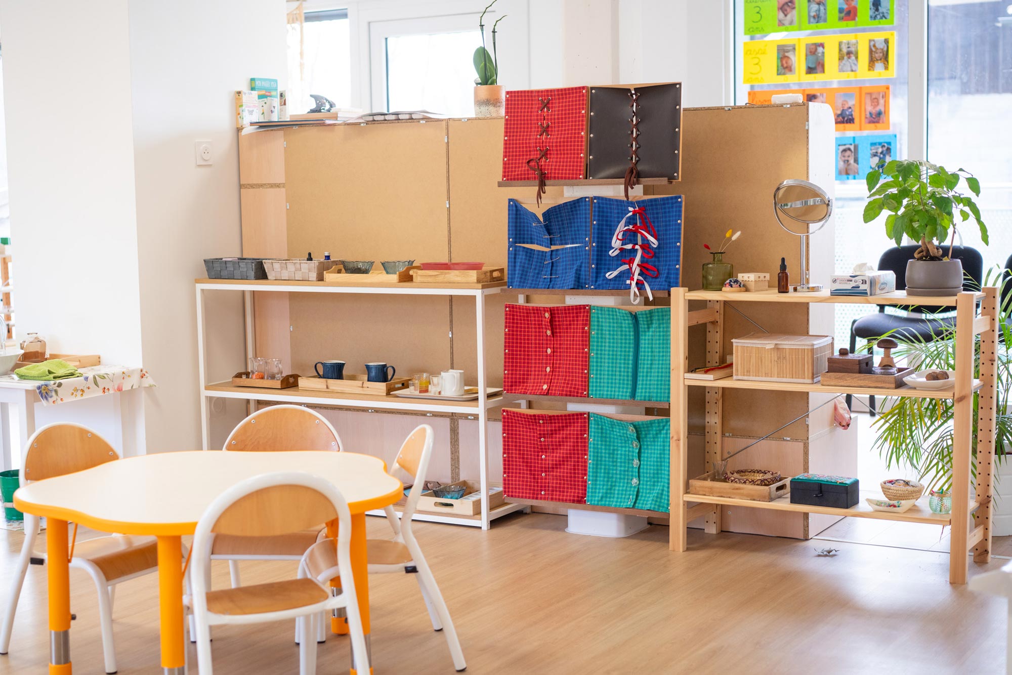 aire-vie-pratique Salle de classe Montessori avec matériel pédagogique certifié AMI